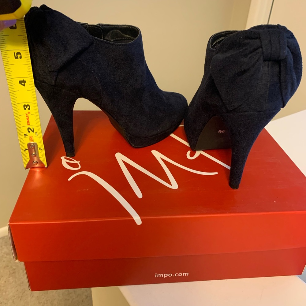 Impo Women’s blue suede heeled bootie with bow, size 6